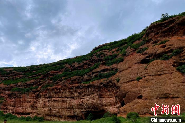 火石寨国家地质(森林)公园内的丹峰赤壁。 中新网记者 李佩珊 摄