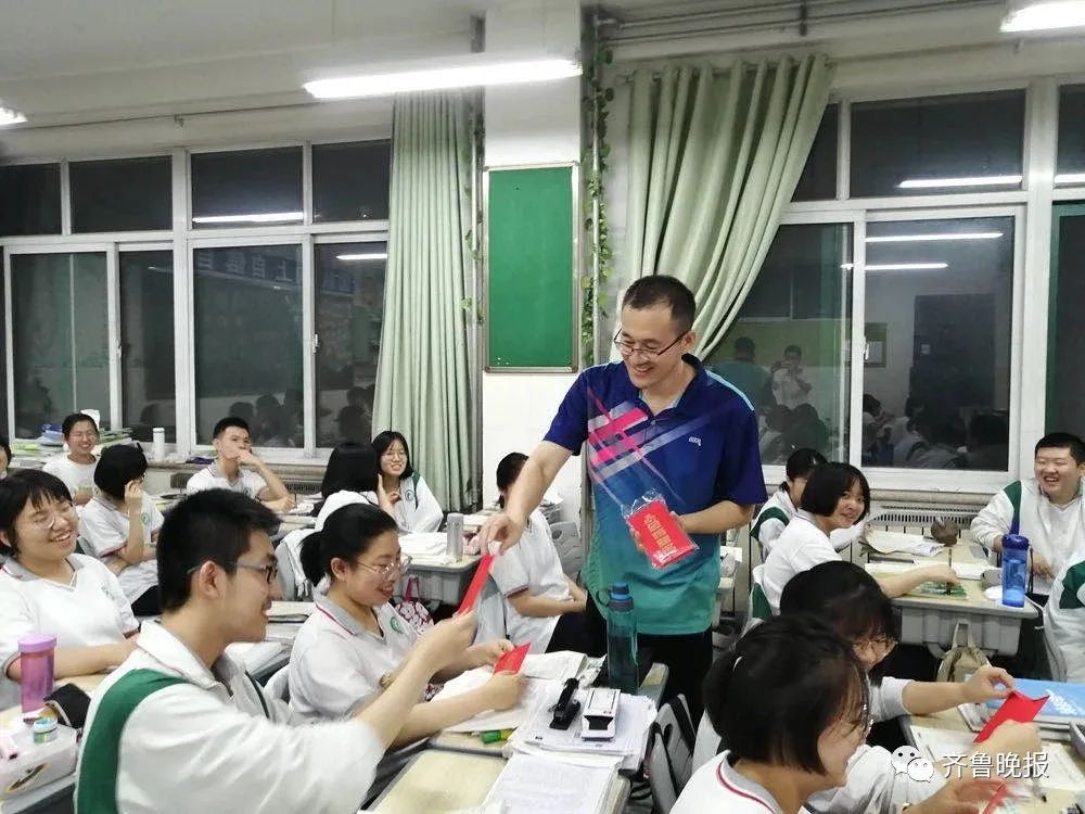 高三男生在老师肩头大哭久久不离去济南这些学校最后一课太好哭了