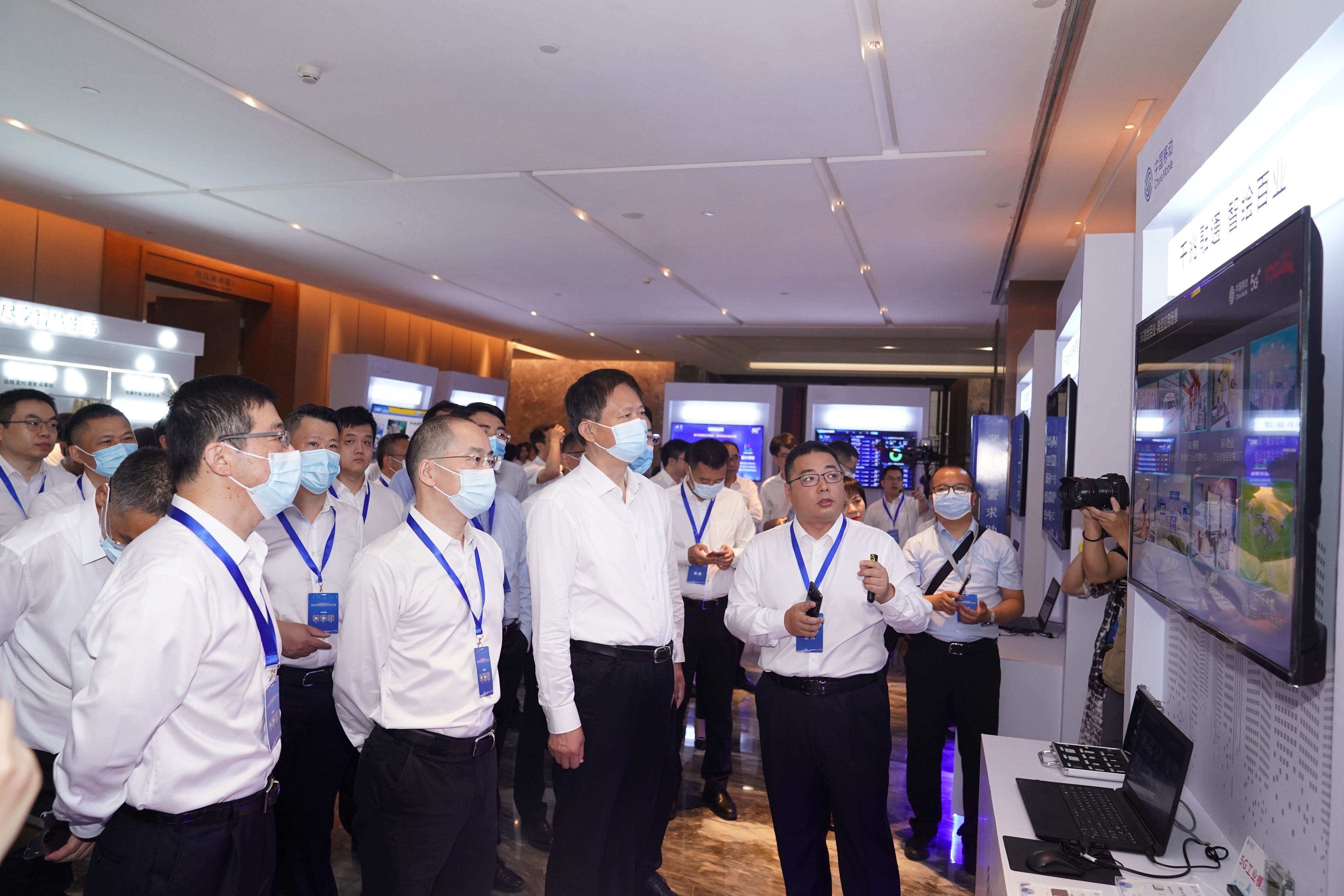 自治区领导在移动展台视察体验5G千兆光网产品。