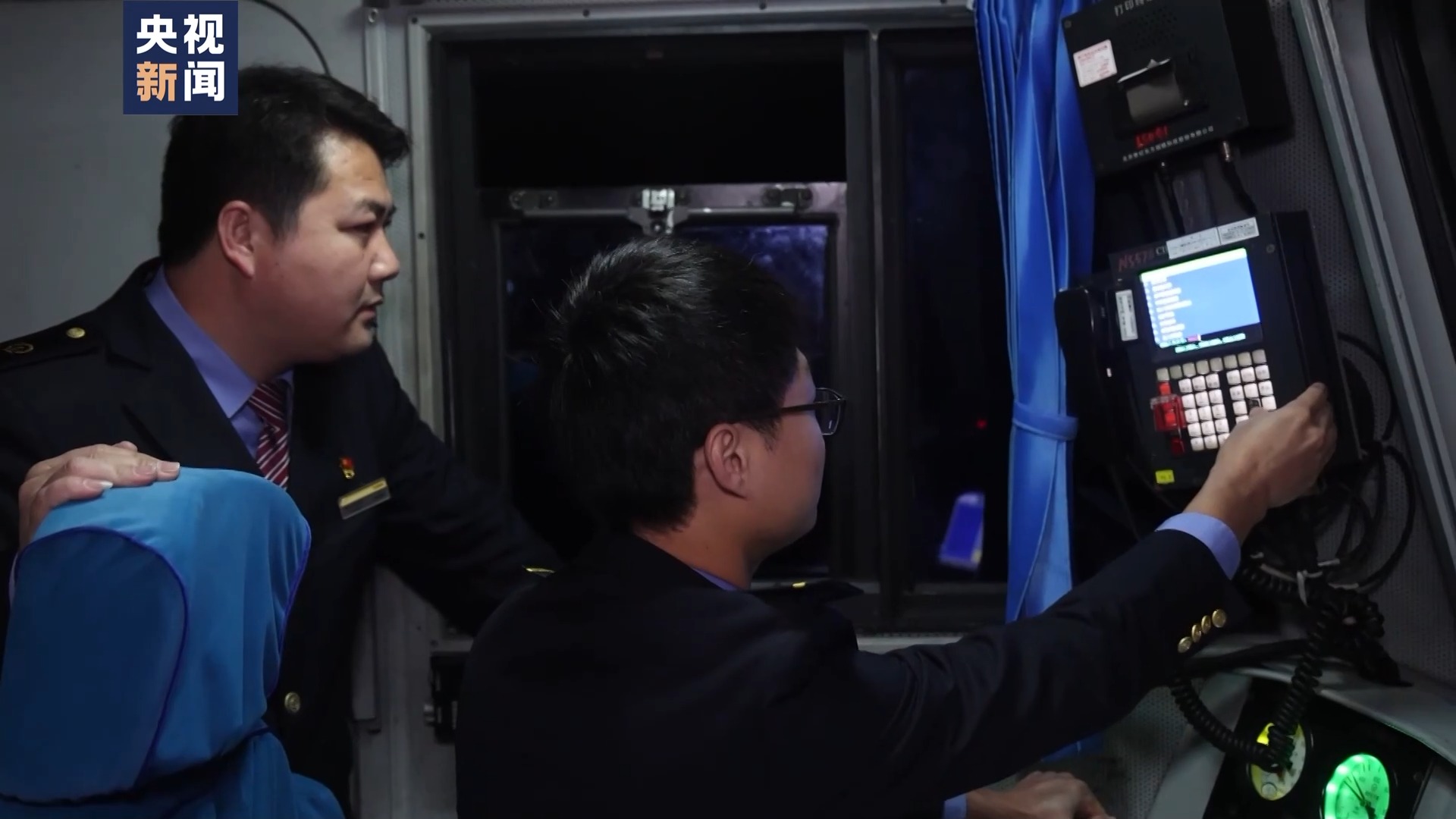 黄师傅和徒弟王金瑜检查机车多项数据准备交班.