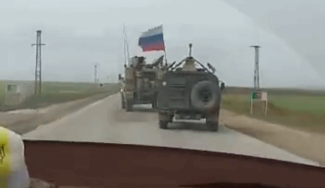 俄军“虎”式装甲车被美军M-ATV装甲车逼出路面