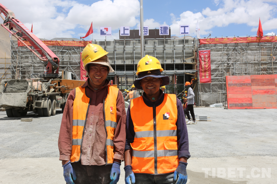 图为森嘎村村民米玛(左)和顿珠