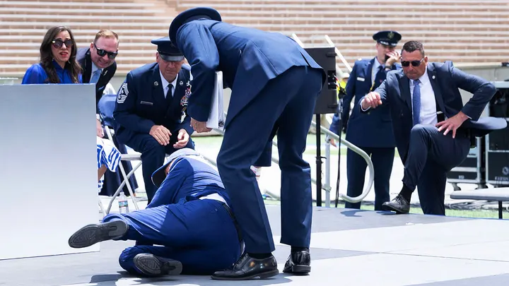 当地时间6月1日，拜登在科罗拉多州出席美国空军学院毕业典礼时被现场一个沙袋绊倒，在众目睽睽下狠狠摔在讲台上。图源：美国福克斯新闻网