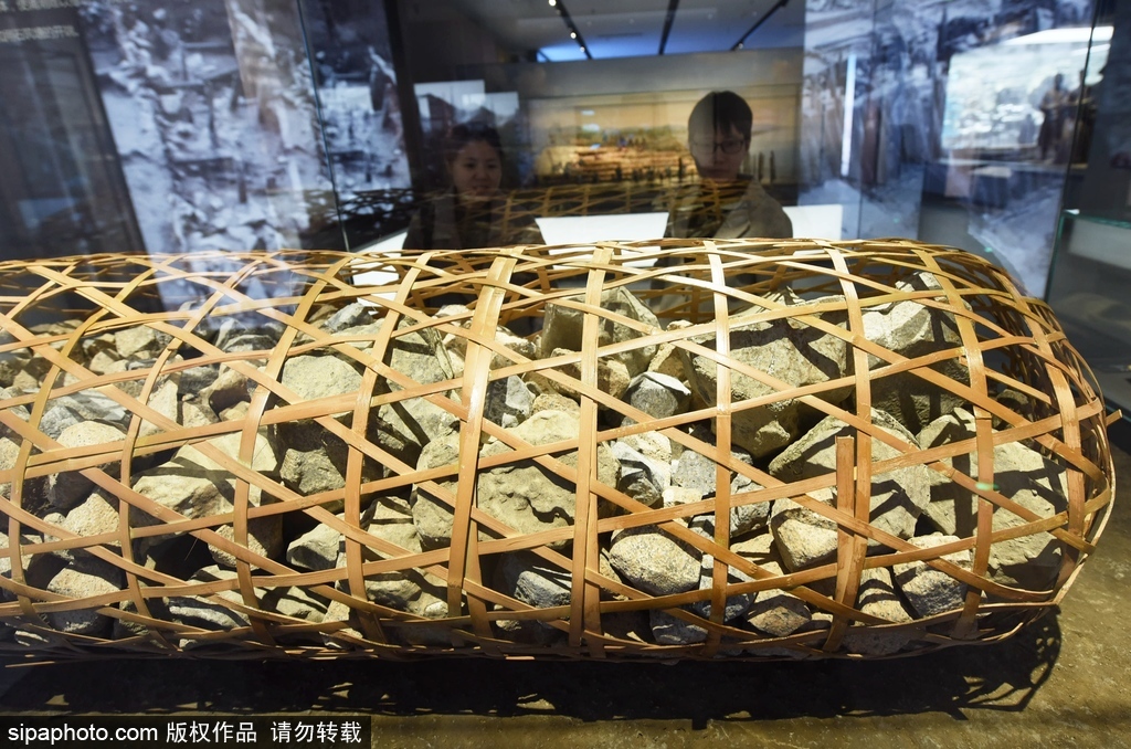 图为建筑古代海塘采用的竹笼石塘