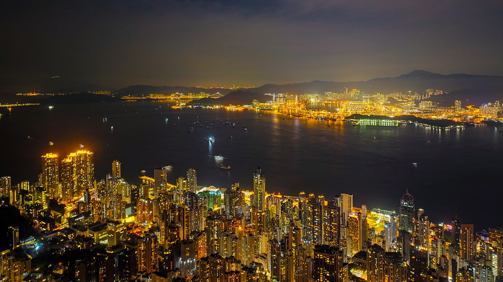 香港，在太平山卢吉道观景台远眺维多利亚港及香港城市夜景，灯光璀璨。