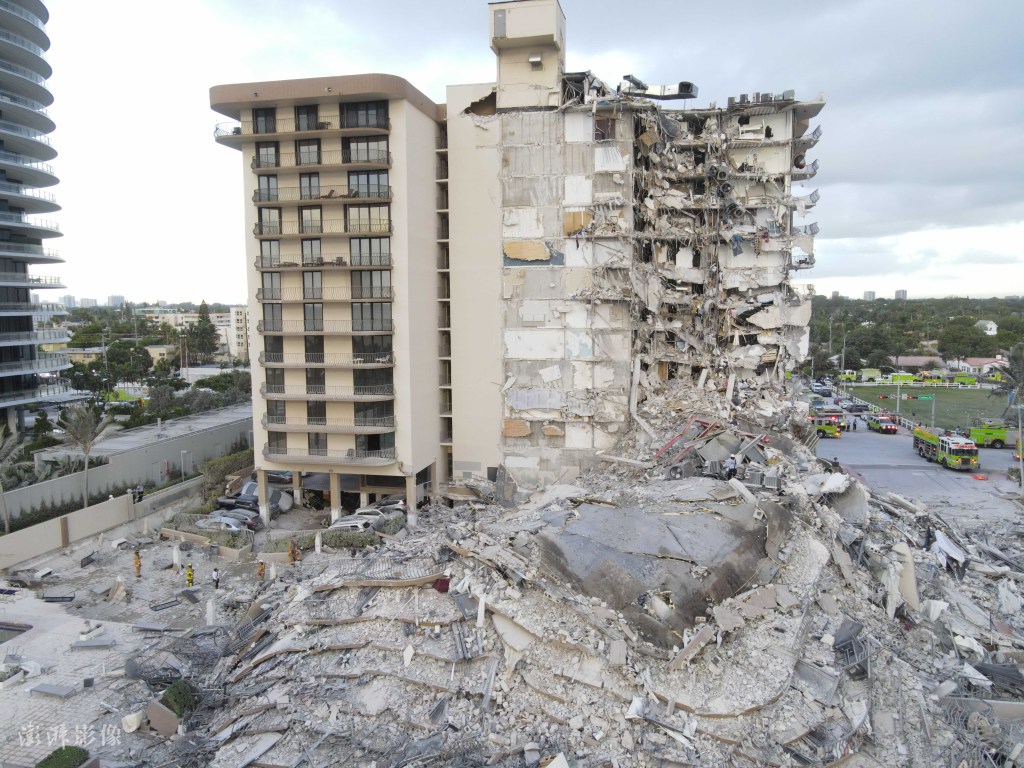 美国迈阿密一公寓楼倒塌现场救援工作仍在进行中