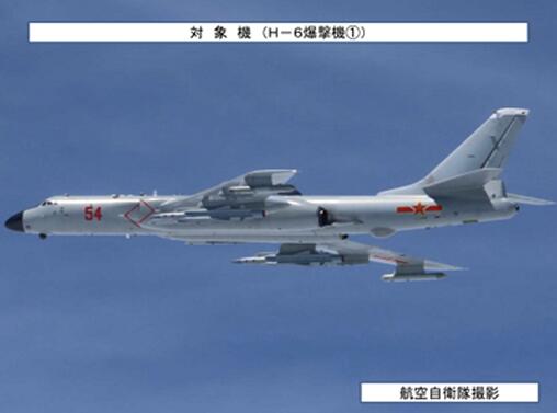 日本防卫省统合幕僚监部18日发布消息称，两架轰-6飞越宫古海峡