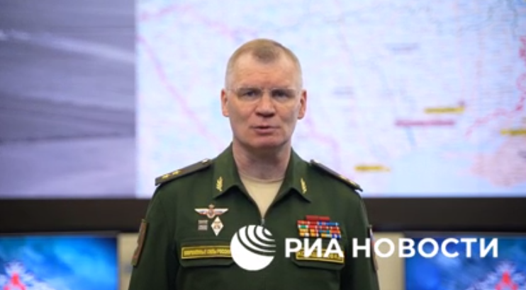 俄国防部发言人科纳申科夫5月13日通报俄对乌特别军事行动情况的画面。图源：俄新社视频截图