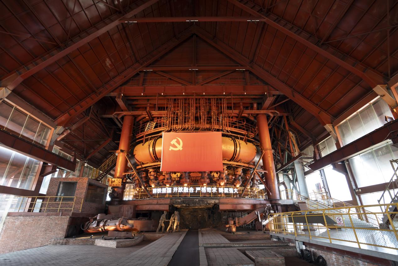 武钢一号高炉,复原了新中国第一炉铁水出炉的历史场景。王剑 摄