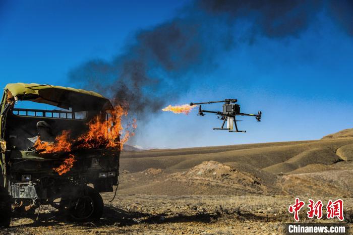 图为利用喷火无人机对"敌"假目标实施攻击. 张照杰 摄