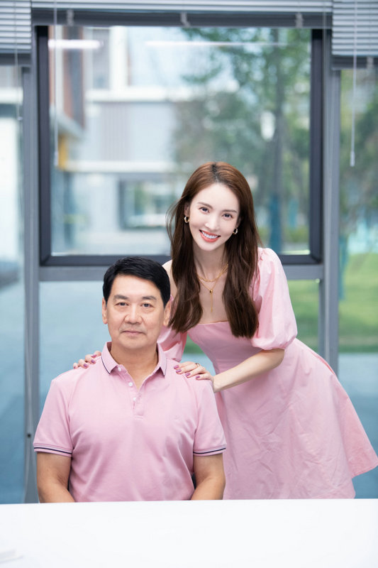 金晨晒与爸爸合照回忆童年金爸样貌英俊