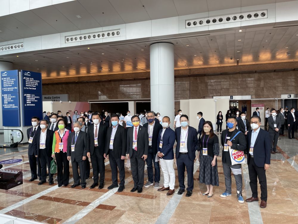 图为香港特别行政区选举委员会委员准备入场投票.新华社记者 李钢 摄