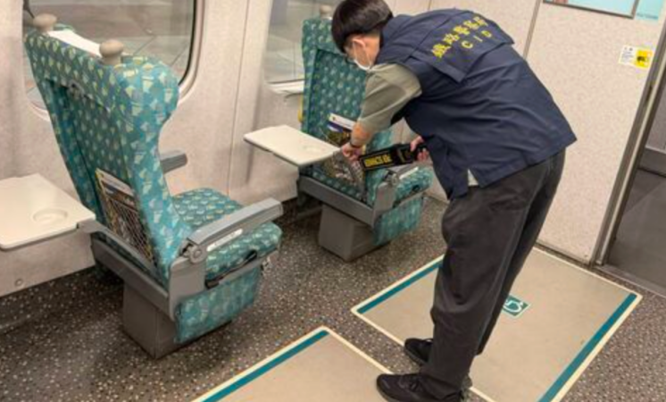 有民众涉嫌谎报高铁列车“将发生爆炸”，铁路警方获报后检查列车。图源：台湾“东森新闻云”