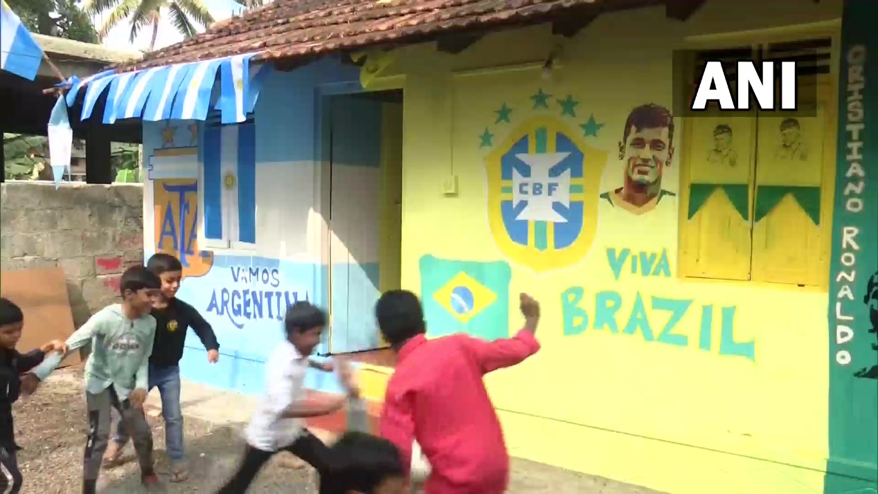孩子们在房子前的地面上踢足球 图源：印度亚洲国际新闻通讯社