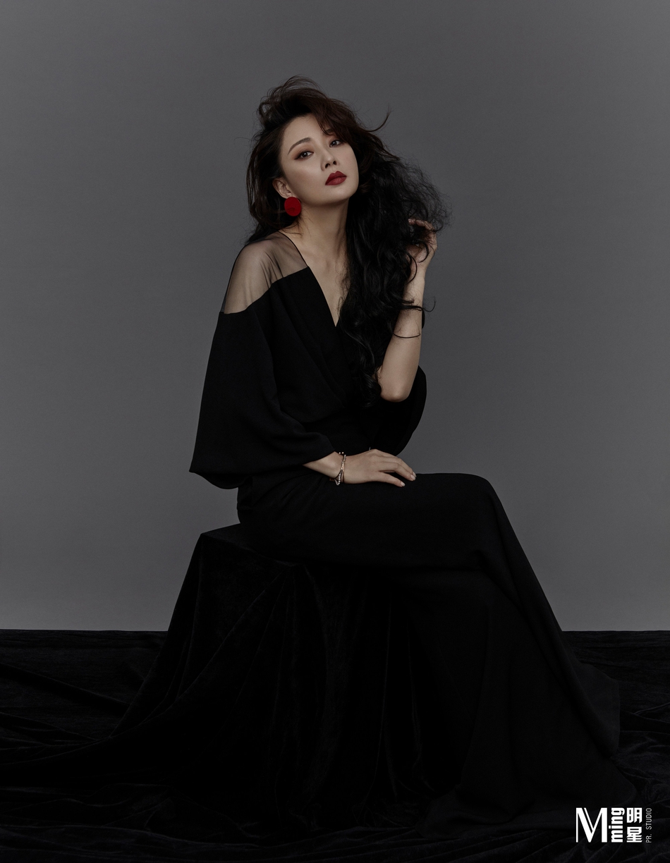 殷桃身着灰色廓形西装 酷劲十足!