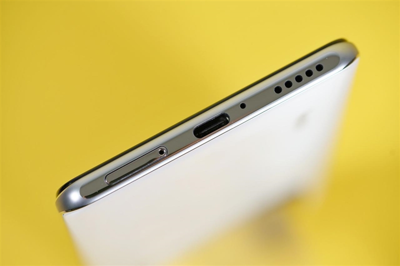 很明显,redmi k40系列采用的是立体声双扬声器.