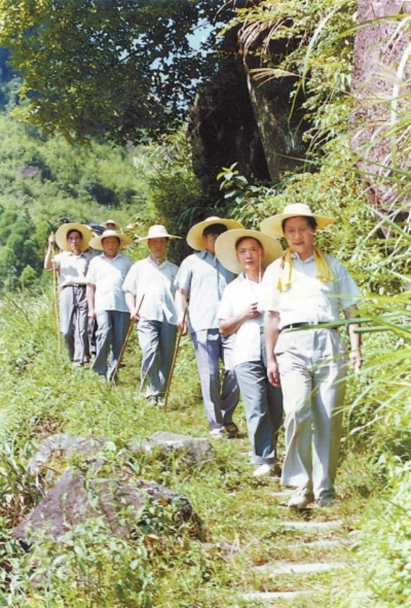 1989年7月，时任福建省宁德地委书记习近平一行前往寿宁县下党乡调研。（图源：《福建日报》）