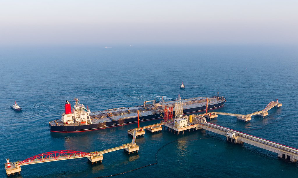 12月18日，海南洋浦港，海南自由贸易港迎来全岛封关，一艘装载着石化原辅料的船舶停靠在国投洋浦油储码头，这是封关后的第一批“零关税”通关货物。（视觉中国）