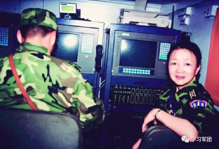 记者在军事演习的前方指挥车。