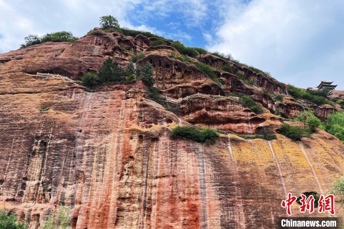 火石寨国家地质(森林)公园内的七彩旱瀑布。中新网记者 李佩珊 摄