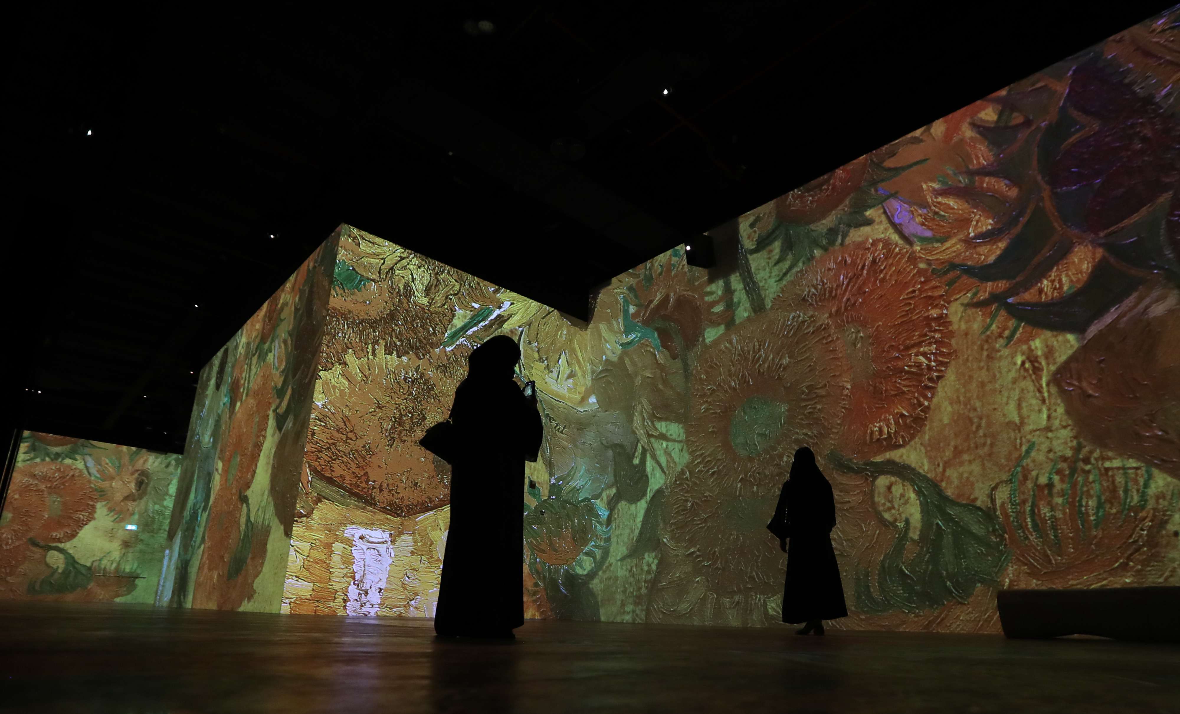 迪拜数字艺术画廊美轮美奂参观者沉浸式体验艺术大师经典名画