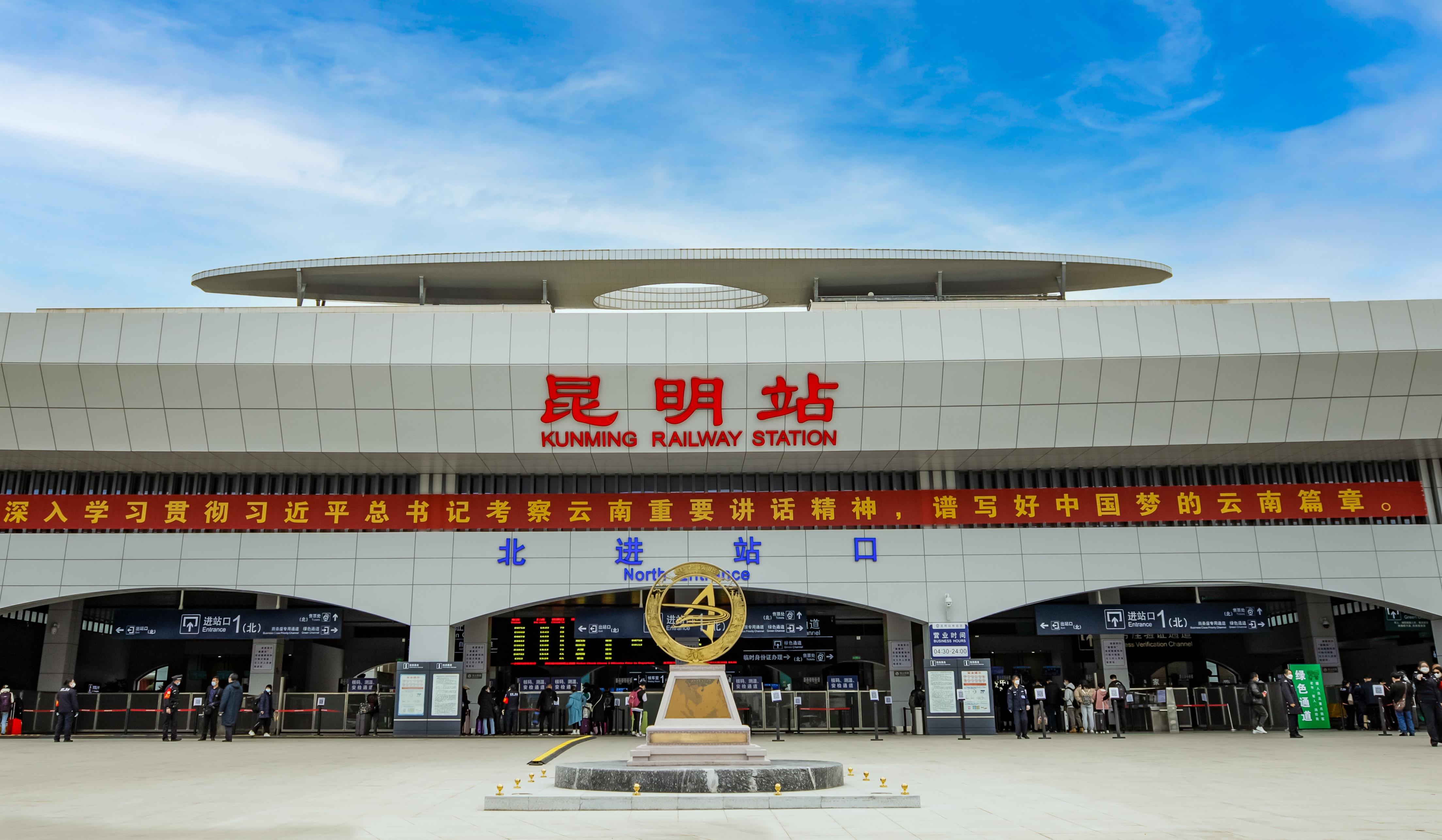 中老铁路零公里标雕塑亮相昆明