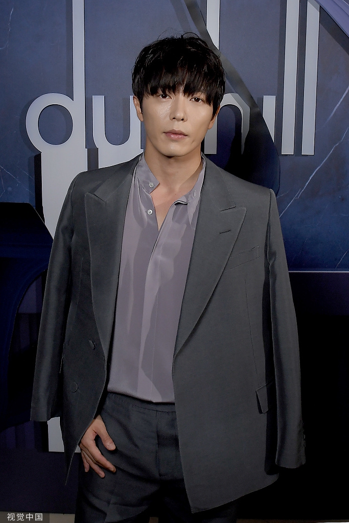 韩国男星金材昱身穿一身雅痞范的衬衫 宽松西装的造型现身dunhill巴黎