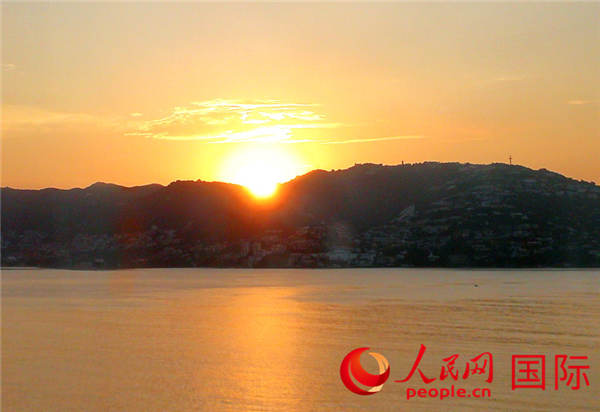 从停泊在阿卡普尔科港的邮轮上观赏日出 于世文 摄