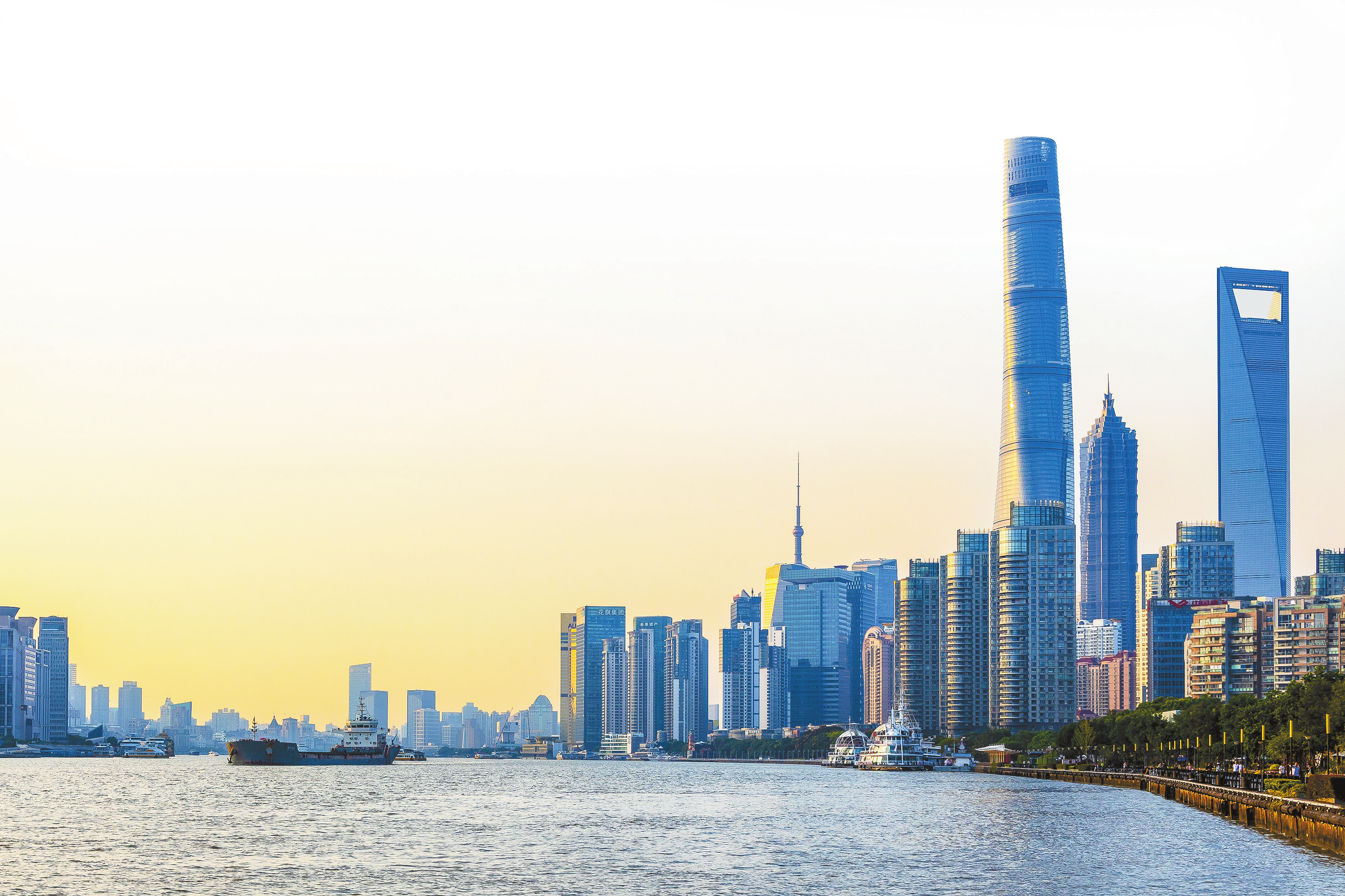 上海黄浦江岸吸引多国外企入驻。（视觉中国）