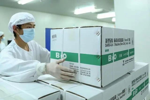 工作人员在国药集团中国生物北京生物制品研究所的新冠病毒灭活疫苗分