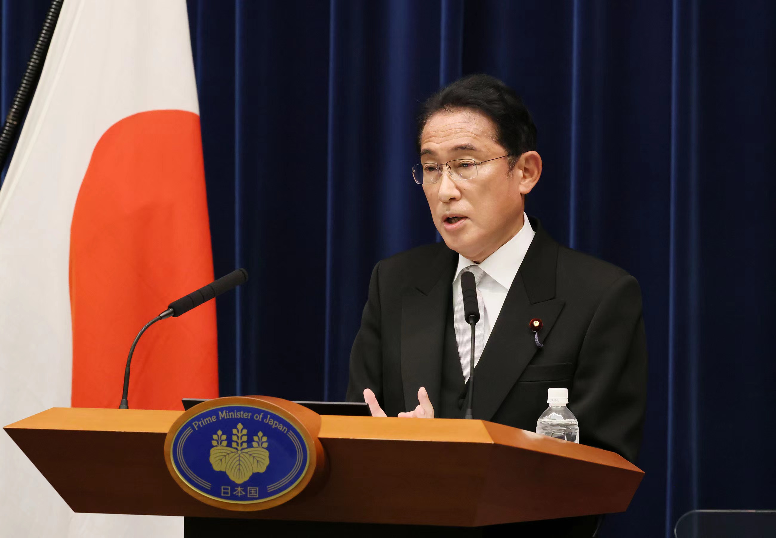 岸田文雄在记者会上发言，图自日本首相官邸官网