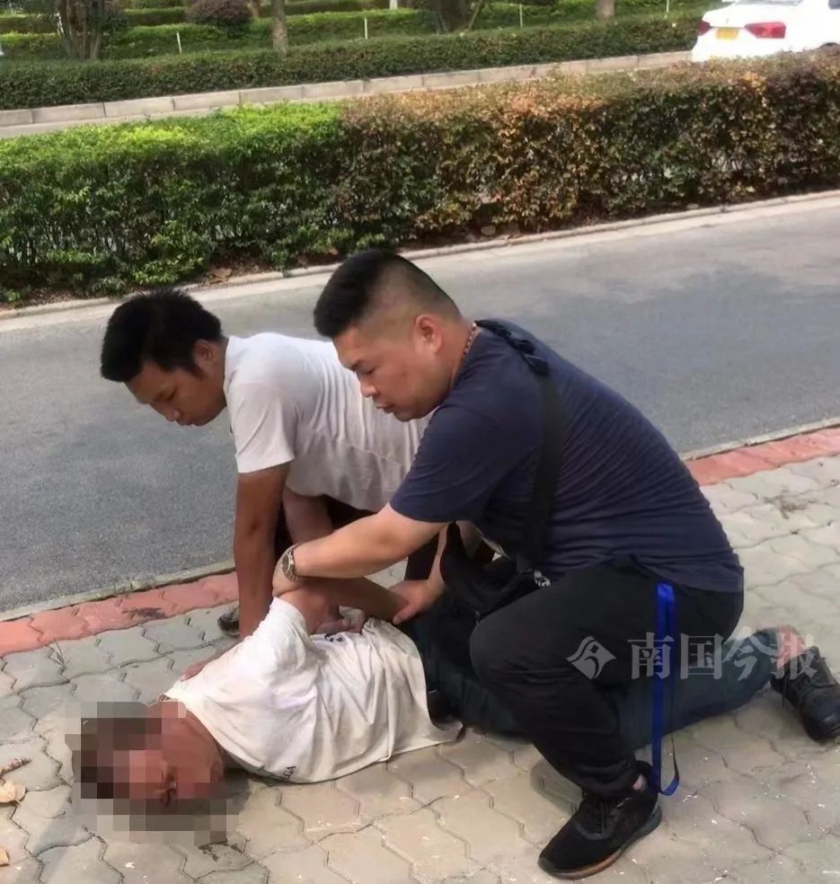 等红灯时，柳州一辅警发现过路男子很眼熟：“在偷车视频里见过！” 0243