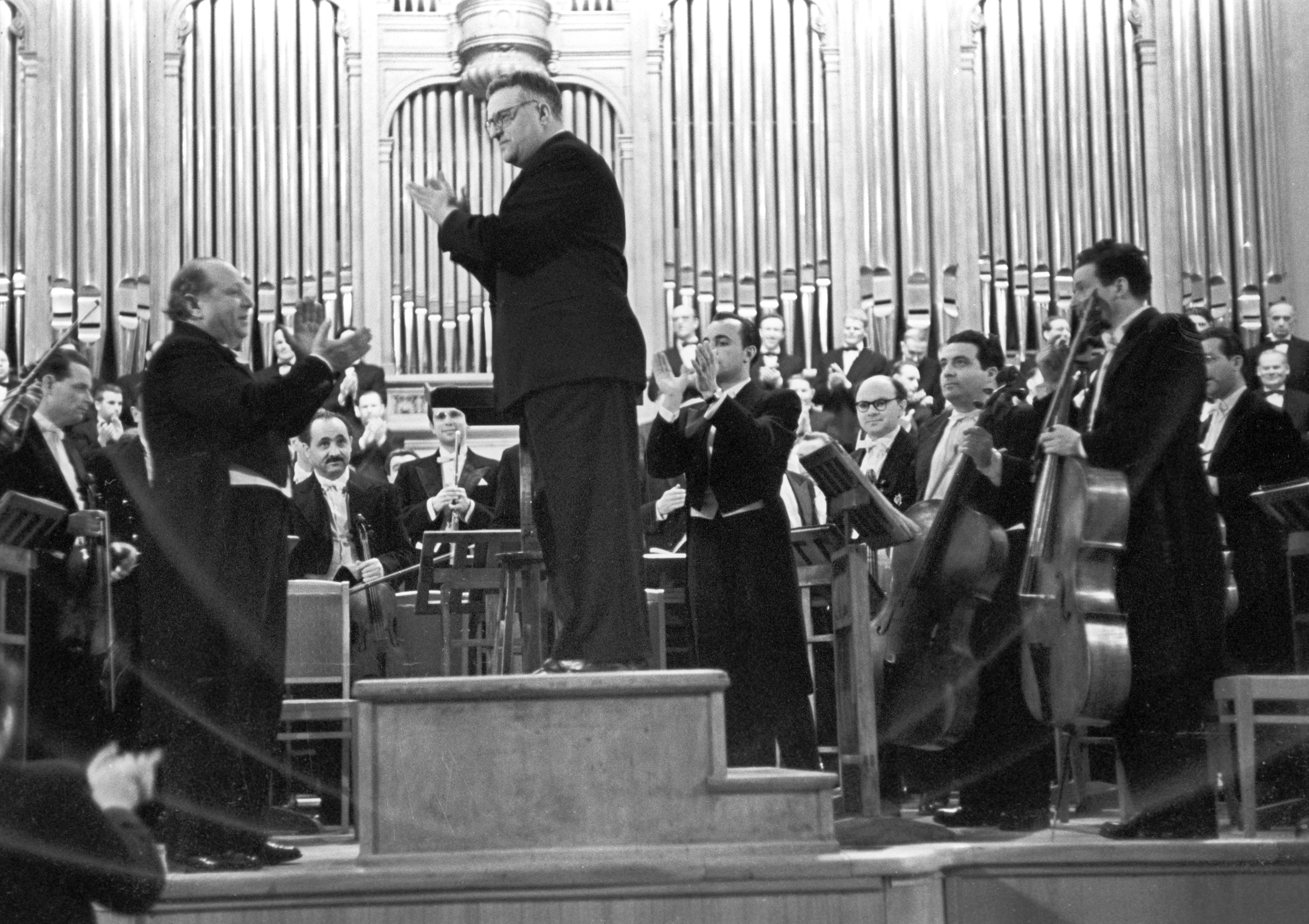 莫斯科爱乐交响乐团的音乐家和作曲家格奥尔基·瓦西里耶维奇·斯维里多夫（指挥台上）