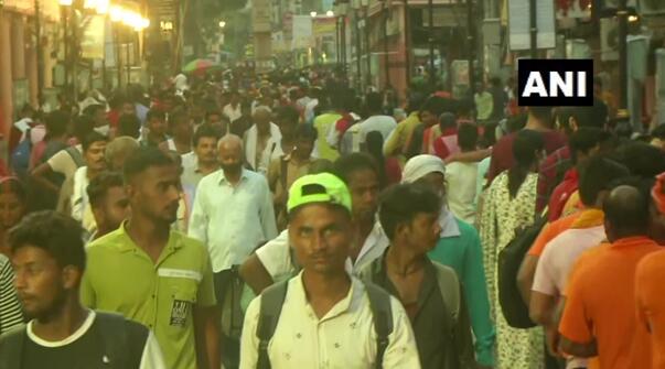 大量印度教徒涌入瓦拉纳西，大多未戴口罩图源：ANI