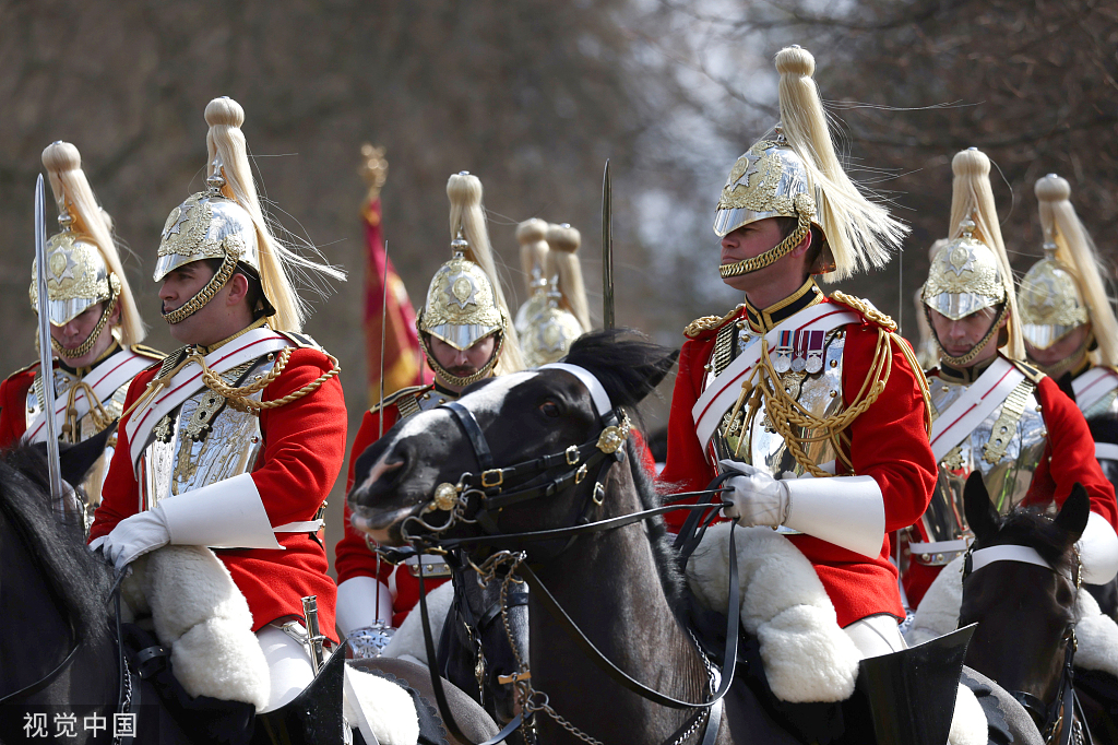 英国皇家骑兵队在白金禧年庆典活动前举行最后一次检阅