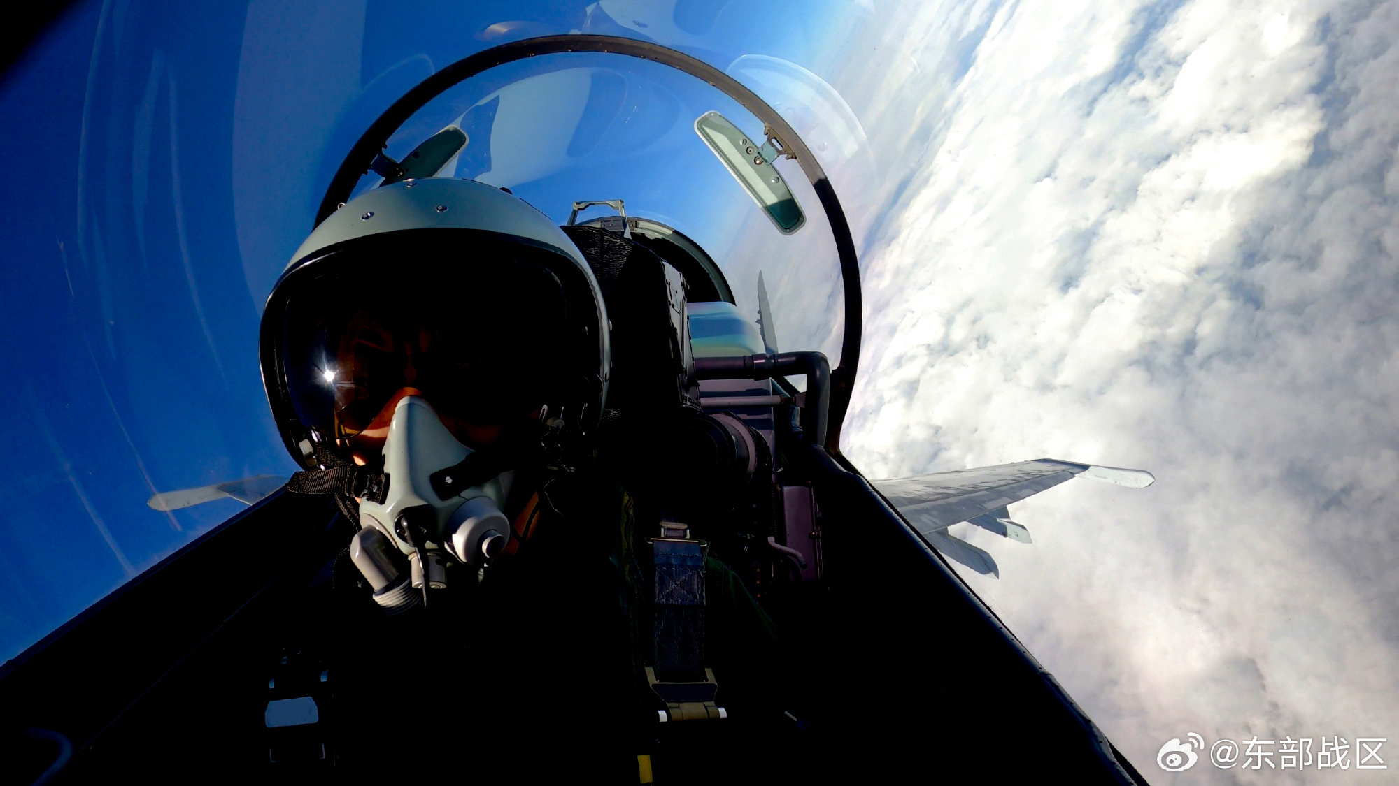 东部战区空军航空兵某旅紧贴实战开展多课目