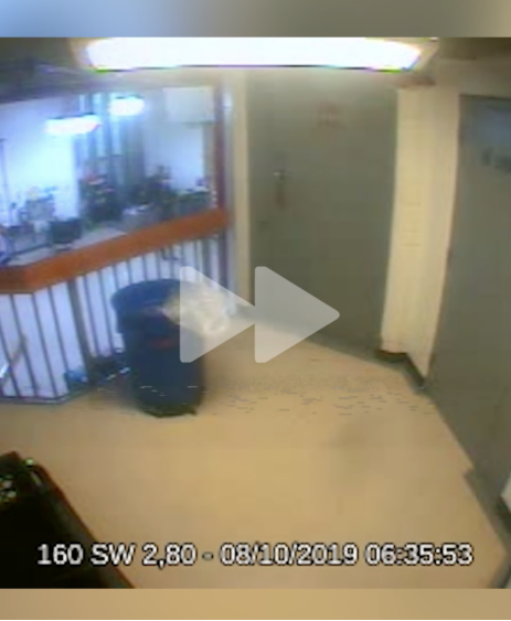 当地时间2019年8月10日6时35分左右，多名狱警在值守台旁和爱泼斯坦牢房间往返。 图源：《每日电讯报》视频截图