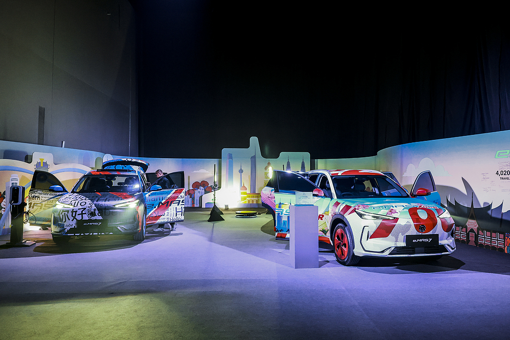 在中国汽车制造商支持下,首款马来西亚国产电动车于去年12月在吉隆坡发布。(视觉中国)