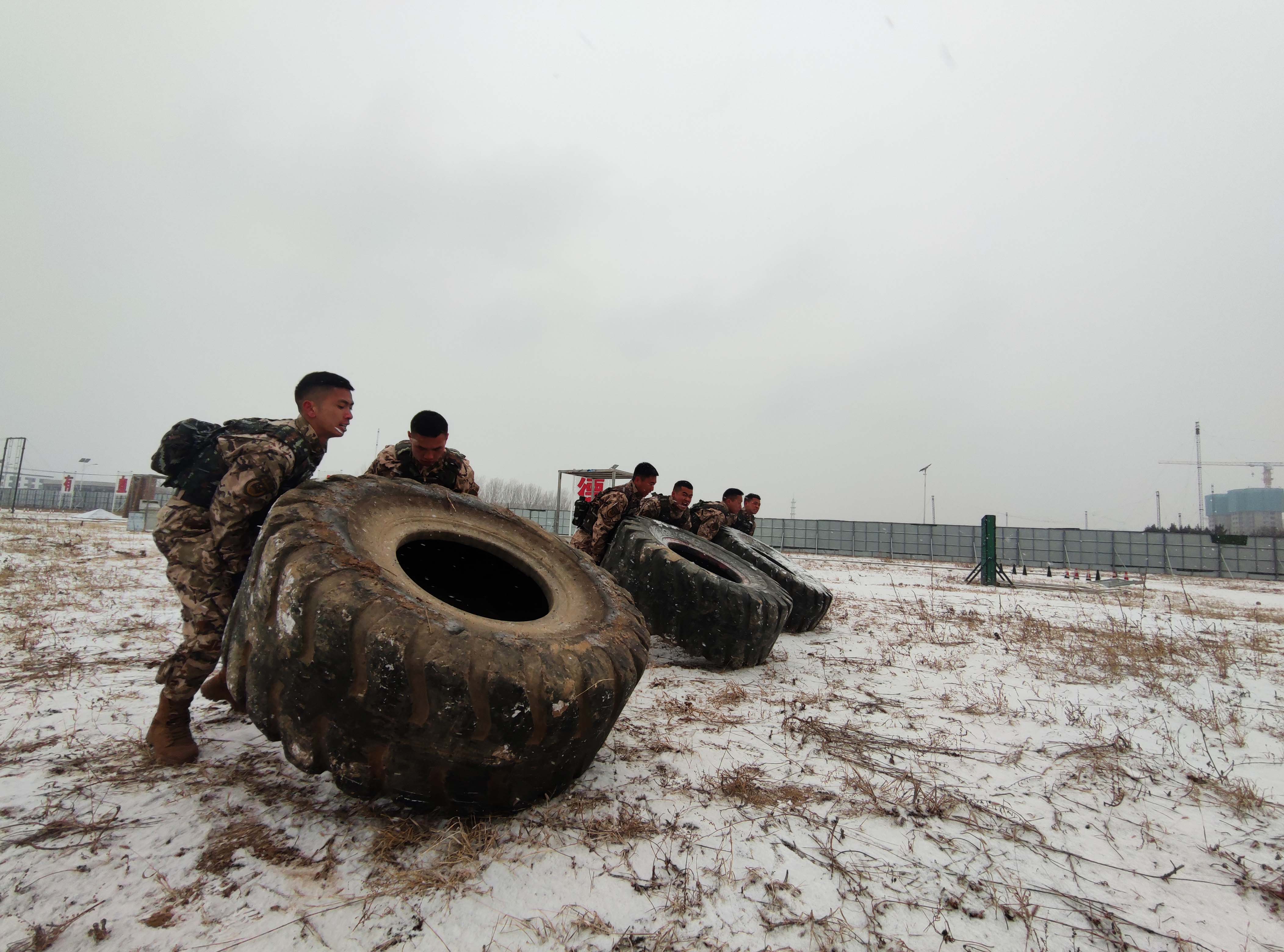 特战队员进行翻轮胎训练