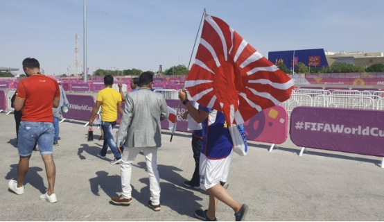 27日，有日本球迷将“旭日旗”带入赛场。 图自韩媒