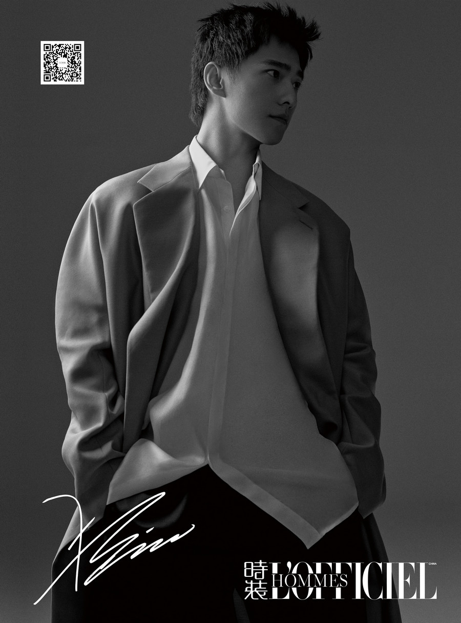 杨洋杂志大片质感镜像下呈现从容感染力