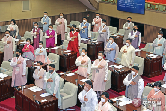 韩国忠清北道议员12日集体穿着韩服出席道议会今年首场临时会议。 图自韩媒