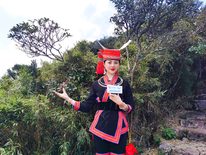 在来宾金秀，女主播运用中国移动“和直播”在线上推广当地的旅游景区圣堂山。