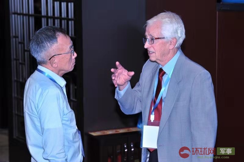 2019年10月17日上午，出席第十六届北京国际军控研讨会的两位代表在进行探讨。  杨铁虎 摄