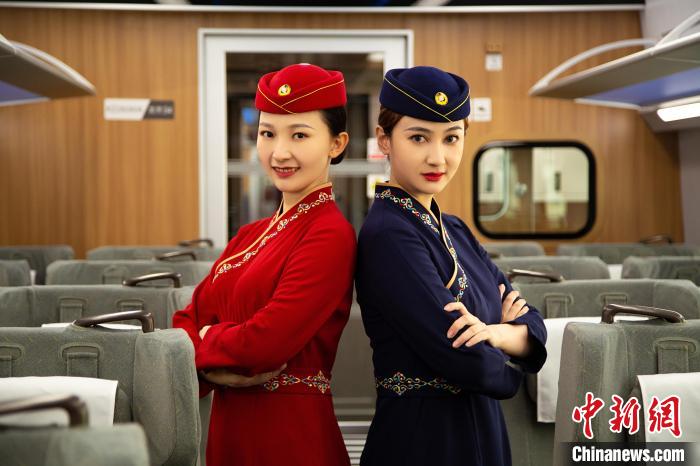 青藏铁路西格段"复兴号"动车组乘务员新制服亮相