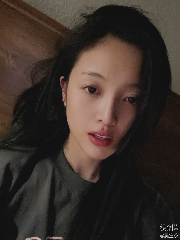 吴宣仪晒六宫格素颜美照皮肤水嫩白皙状态超好