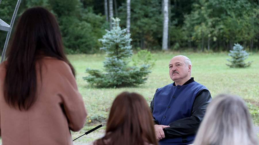 卢卡申科与记者交流的画面，图源：俄罗斯《消息报》