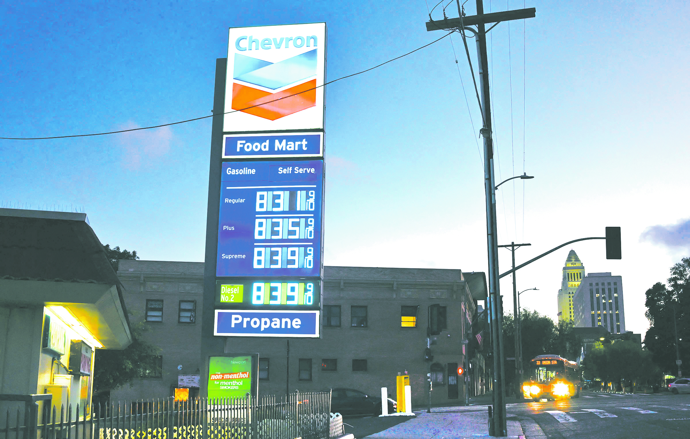 9日，美国洛杉矶一座加油站附近的价格牌显示高油价。 （视觉中国）