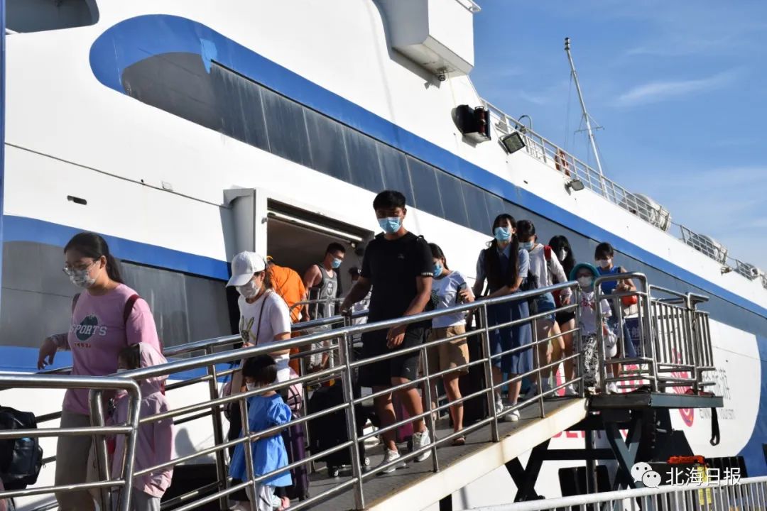 从涠洲岛返回的游客下船. 赵锦妙 摄