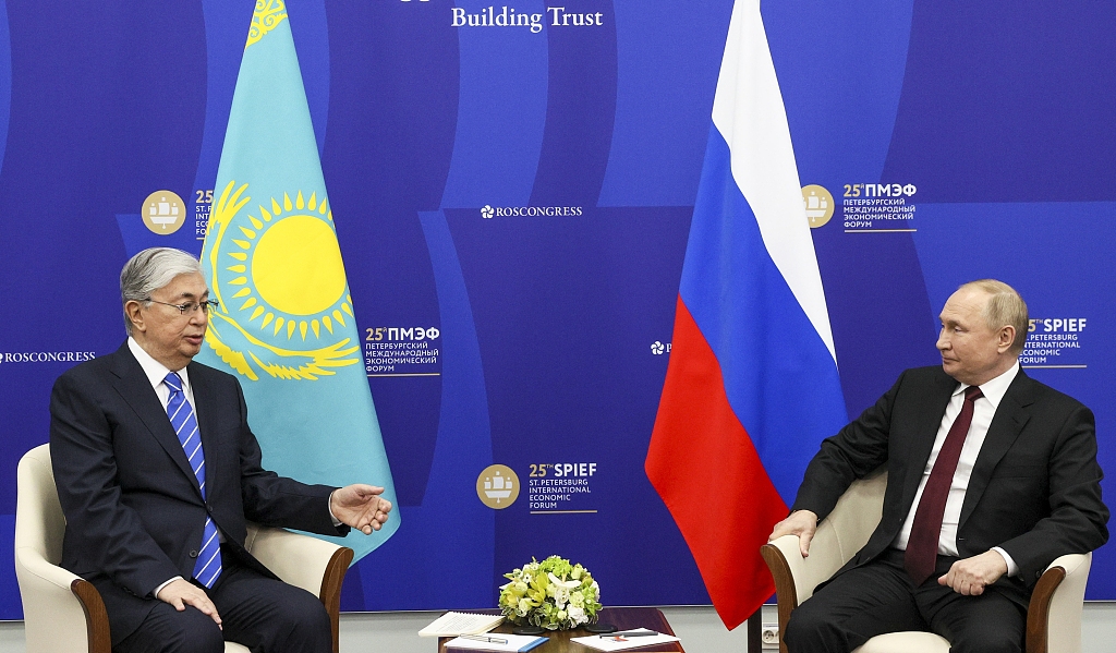 当地时间2022年6月17日，俄罗斯圣彼得堡，哈萨克斯坦总统托卡耶夫（左）参加第二十五届圣彼得堡经济论坛期间，会见俄罗斯总统普京。人民视觉 图